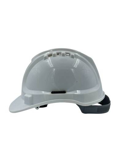 Ein weißer Arbeitsschutzhelm mit schwarzem verstellbarem Riemen, Seitenansicht zeigt Belüftungslöcher oben und ein elegantes Design.