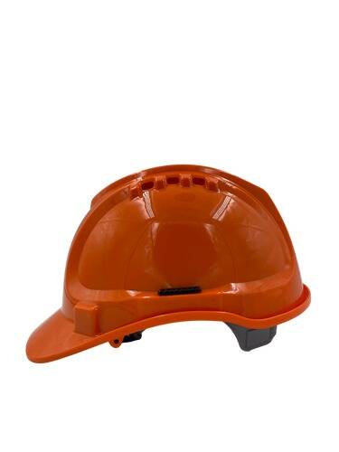 Ein orangefarbener Bauhelm wird vor weißem Hintergrund gezeigt.