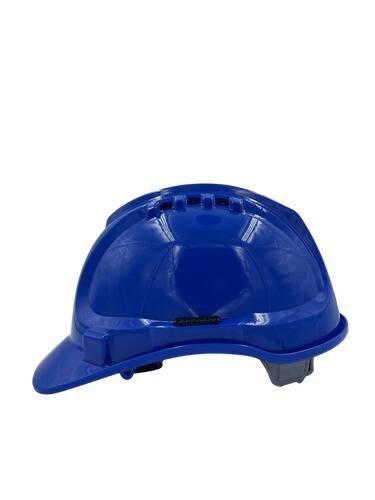 Ein blauer Bauhelm von vorne betrachtet, der sein robustes Design und die Belüftungslöcher oben zeigt.