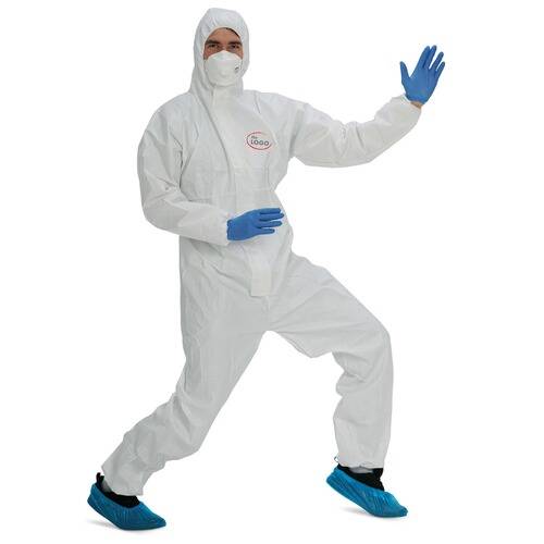 Eine Person, die einen weißen Schutzanzug, blaue Handschuhe und Schuhüberzüge trägt. Die Person posiert mit einem Arm oben und einem leicht angewinkelten Bein.