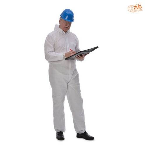 Eine Person in einem weißen Schutzanzug und blauem Schutzhelm schreibt auf einem Klemmbrett und deutet auf eine industrielle oder Sicherheitskontrollsituation hin.