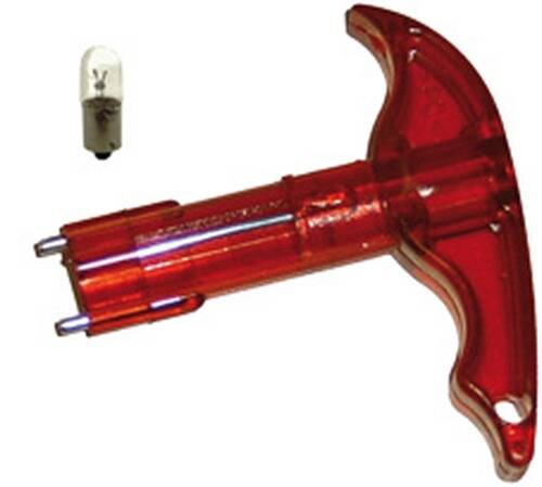 Ein rotes Lederstanzeisen mit mehreren rotierenden Löchern wird gezeigt, daneben eine kleine Glühbirne zur Größenangabe, die die Werkzeuggröße anzeigt.