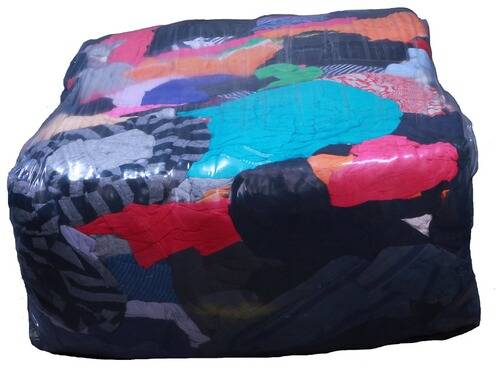 Ein Haufen aus farbenfrohen, gemischten Stoffresten, einschließlich Streifen und einfarbigen Stoffen, übereinander geschichtet.