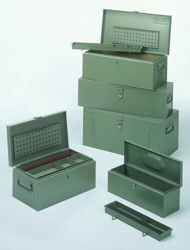 Mehrere grüne Metalllagerkästen in verschiedenen Größen, einige geöffnet und zeigen Fächer im Inneren.