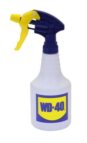 Plastik-Sprühflasche mit blauer Düse und gelbem Abzug, mit der Aufschrift „WD-40
