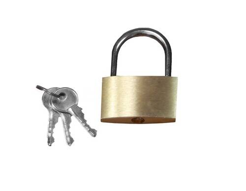 Ein Messingvorhängeschloss mit drei silbernen Schlüsseln.