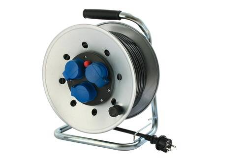 Eine Metallkabelrolle mit drei blauen Steckdosen und einem schwarzen Stromkabel, das darum gewickelt ist. Die Rolle hat einen Griff auf der Oberseite zum Tragen.