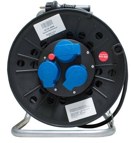 Eine schwarze Kabelrolle mit drei blauen Steckdosen und mehreren Lüftungslöchern, die auf einem Metallrahmen steht.