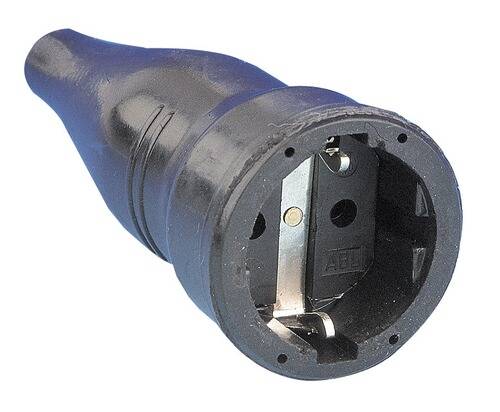 Ein schwarzer Stromstecker-Adapter von der Seite betrachtet, mit zwei Steckdosenlöchern und einem Erdungsschlitz.