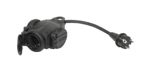 Nahaufnahme eines schwarzen Elektrosteckers mit angeschlossenem Kabel, entwickelt für industrielle oder automotivindustrielle Anwendung.