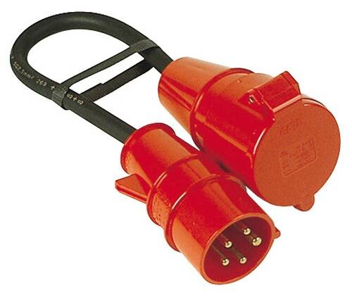 Rote industrielle Elektrostecker und -buchse verbunden, mit schwarzem Schleifenkabel.