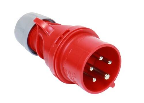 Ein roter industrieller Stromstecker mit mehreren Metallstiften, der für Hochleistungsverbindungen ausgelegt ist, wird vor einem weißen Hintergrund gezeigt.