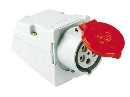 Eine weiße Industrie-Steckdose mit rotem Deckel, mit mehreren kreisförmigen Steckerlöchern, wahrscheinlich für schwere industrielle Stromverbindungen verwendet.