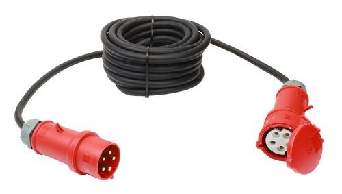 Ein aufgerolltes schwarzes Kabel mit einem roten Drehstromstecker an einem Ende und einer Steckdose am anderen Ende, verwendet für Stromverbindungen.