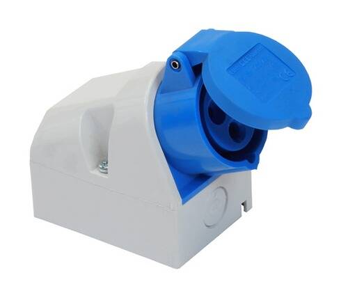 Eine blaue Steckdose für industrielle Stromversorgung auf weißer Basis, konzipiert für robuste Stromverbindungen.