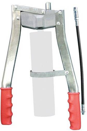 Ein Metallgartenwerkzeug mit roten Gummigriff, ein Beispiel für robustes, ergonomisches Design für einfachere Gartenarbeiten.