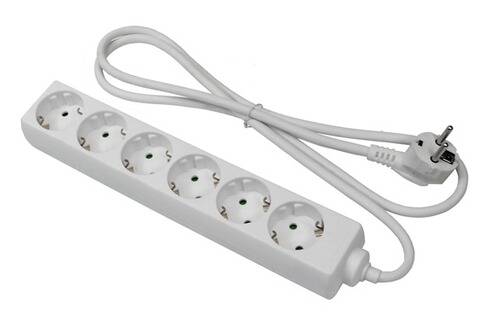 Eine weiße Steckdosenleiste mit fünf Steckdosen und einem langen Kabel, entworfen für elektrische Haushaltsgeräte im Innenbereich.