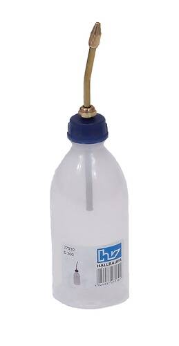 Eine weiße Kunststoffflasche mit blauem Schraubverschluss und angebrachtem Metallstrohhalm. Das Etikett zeigt ein blaues Logo und Text.