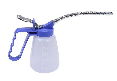 Ein blaues Airbrush-Werkzeug mit transparentem Behälter, das zum Malen oder Auftragen von Oberflächen verwendet wird, verfügt über einen flexiblen Metallschlauch und eine Sprühdüse.