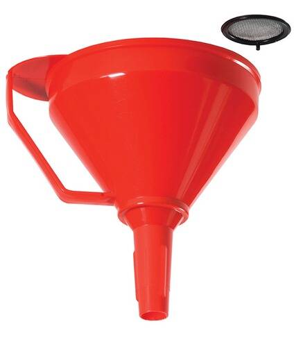 Ein helles rotes Kunststofftrichter mit einer Tülle und einem Griff, neben einem kleinen runden Sieb, wird zum einfachen Eingießen von Flüssigkeiten verwendet.