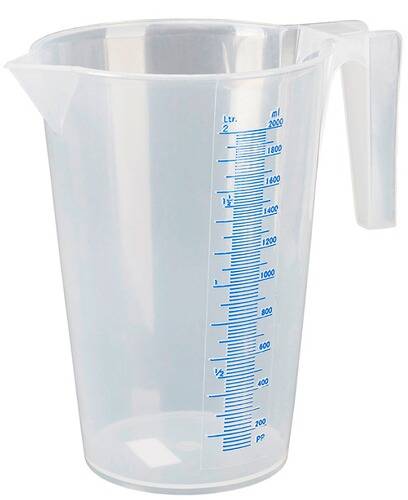 Ein transparenter Messbehälter mit einer blauen Skala für Liter und Milliliter an der Seite, verwendet für genaue Flüssigkeitsmessung.