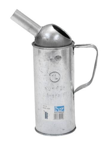 Eine silberne Metall-Gießkanne mit langem Ausguss und Griff, die ein Herstelleretikett und Messskalen aufweist.