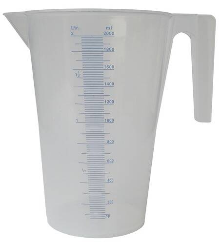 Ein transparentes Messgefäß mit blauen Metrikmarkierungen bis zu 2000 Millilitern und 2 Litern, mit einem Griff auf der rechten Seite.