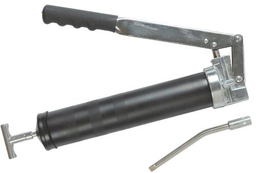 Eine handgesteuerte Fettpresse mit schwarzem Gehäuse, silberfarbenem Griff und Düse, die zum Schmieren von Maschinen verwendet wird.