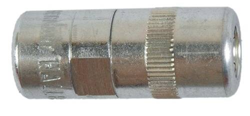 Nahaufnahme einer Metallrohrarmatur mit zylindrischer Form, glatter Oberfläche und einem gerillten Griffbereich, der für Rohrleitungsverbindungen verwendet wird.