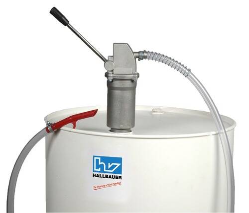 Eine handgesteuerte Pumpe, die an einem weißen Fass mit 