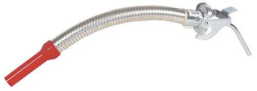 Ein glänzendes, flexibles Metallrohr oder ein Schlauch ist in einer teilweisen, gekrümmten Form gegen einen einfachen weißen Hintergrund aufgerollt.