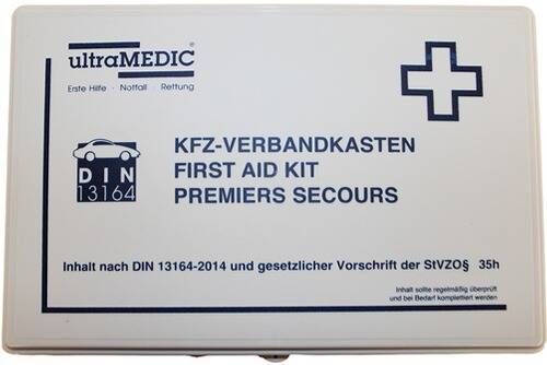 Erste-Hilfe-Kasten auf weißer Box mit Kreuzsymbol, Text in Deutsch, Englisch und Französisch, entsprechend DIN 13164-2014 Standard für Fahrzeuge.