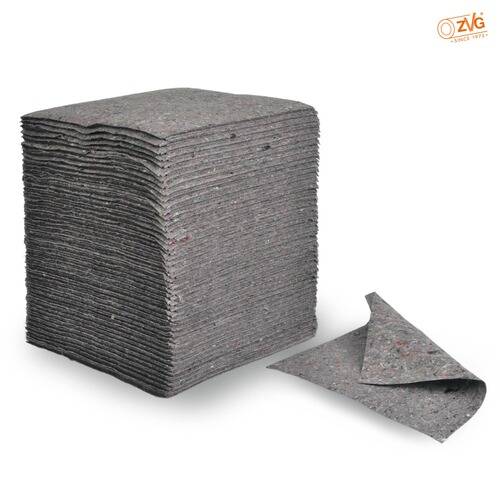 Stapel grauer Filztücher mit einem teilweise gefalteten Tuch, das eine geschichtete Textur zeigt.