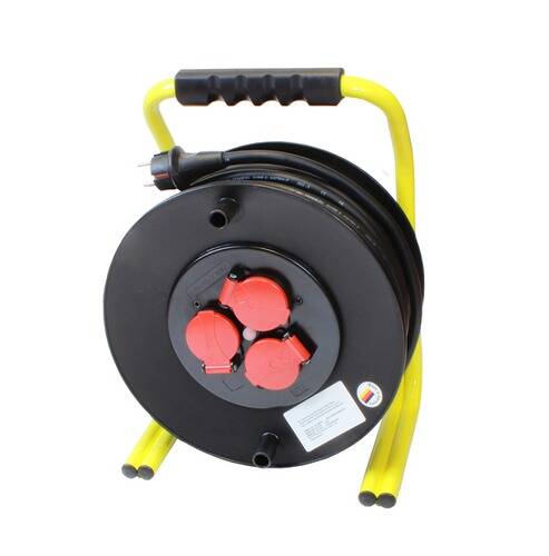 Eine schwarze Kabelrolle mit einem gelben Griff, mit drei roten Steckdosenschutzkappen und einem aufgerollten Kabel.