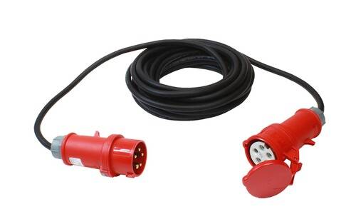 Ein aufgerolltes industrielles Stromkabel mit roten Steckverbindern an jedem Ende, einer männlich und einer weiblich, verwendet für schwere elektrische Geräte.