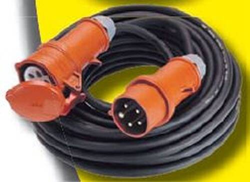 Oranges Industrie-Stromkabel mit Steckverbindern auf gelber Oberfläche aufgewickelt.