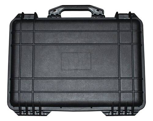 Ein robustes schwarzes Hartschalenkoffer mit zentralem Griff und verstärkten Ecken, entwickelt zum Schutz von Ausrüstung oder Werkzeugen.