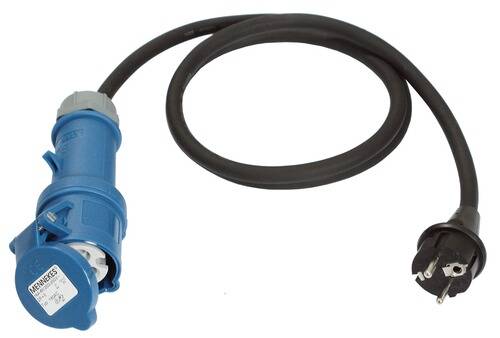 Ein blauer Industrie-Stromstecker mit einem angeschlossenen schwarzen Kabel, der auf einer weißen Oberfläche ruht.