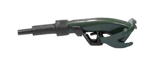 Nahaufnahme einer grünen Zapfpistole vor weißem Hintergrund, mit Fokus auf die Düse und den Griff, symbolisierend für Betankung oder Energie.