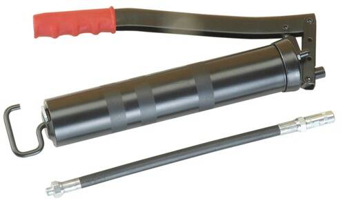 Ein schwarzes Säbelgehäuse mit rotem Griffpolster neben einem schwarzen Stab, vermutlich Komponenten eines Schwertes oder eines ähnlichen Werkzeugs.