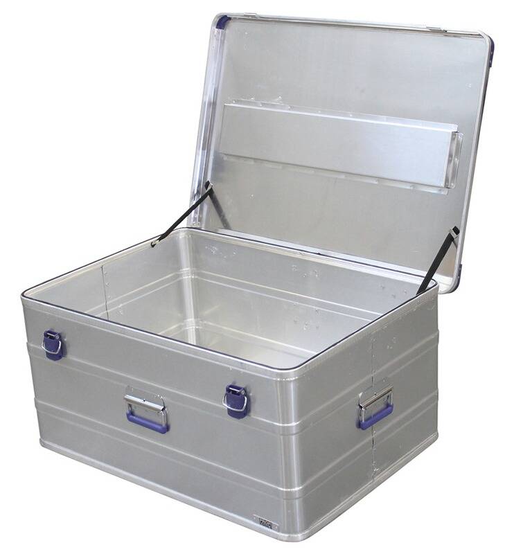 Eine Metalllagerkiste aus Silber mit offenen Deckel, ausgestattet mit blauen Griffen und Eckenschützern, zeigt einen geräumigen, leeren Innenraum.