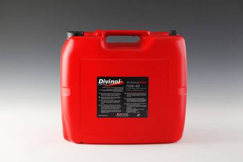 Ein roter Behälter mit einem schwarzen Etikett, auf dem „Divinol Multimax Extra 10W-40
