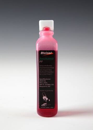 Eine rosafarbene Flasche mit der Bezeichnung „Divinol Zweitaktöl FF