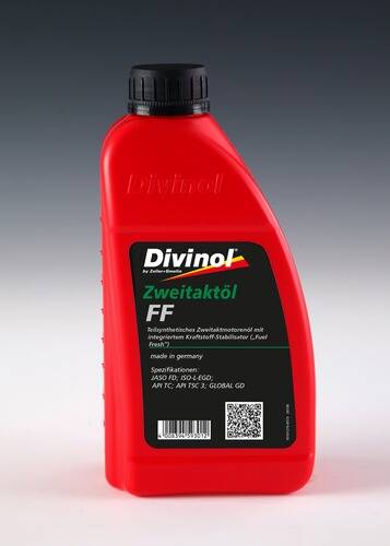 Eine rote Flasche von Divinol Zweitaktöl FF, ein Zweitaktmotorenöl, mit Produktdetails in deutscher Sprache, einschließlich Normen und einem QR-Code.
