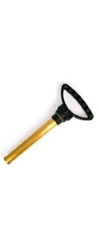 Ein Messingwasserschlüssel mit schwarzem, T-förmigem Kunststoffgriff zum Drehen von außenliegenden Wasserhähnen.