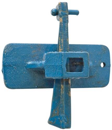 Ein blaues, metallisches antikes Bauernwerkzeug mit einer verwitterten Oberfläche und einer rechteckigen Öffnung, das für manuelle Arbeiten wie Mahlen oder Schneiden verwendet wird.