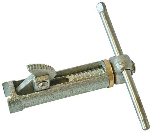 Ein Metallwandanker mit Kippbolzen-Design, ausgestattet mit einem federbelasteten Mechanismus zum Befestigen von Objekten an Hohlwänden.