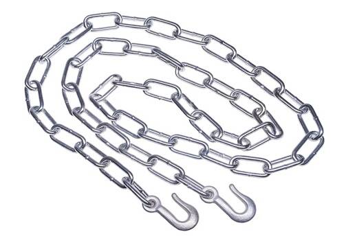 Eine aufgerollte metallische Kette mit Haken an beiden Enden, die zum Sichern oder Heben von Objekten verwendet wird.