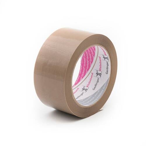 Eine Rolle braunes Klebe-Verpackungsband steht aufrecht und zeigt ihre Breite und Dicke, mit rosa und weißem Branding sichtbar auf der Innenseite.