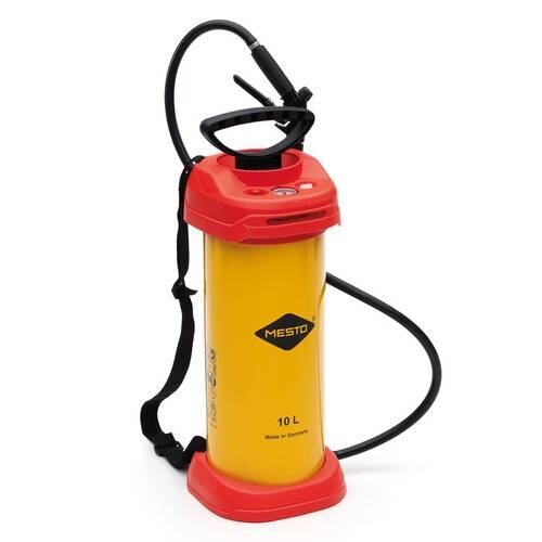 Ein gelbes und rotes 10L Mesto-Sprühkanister mit Riemen und Schlauch, verwendet zum Sprühen von Flüssigkeiten.